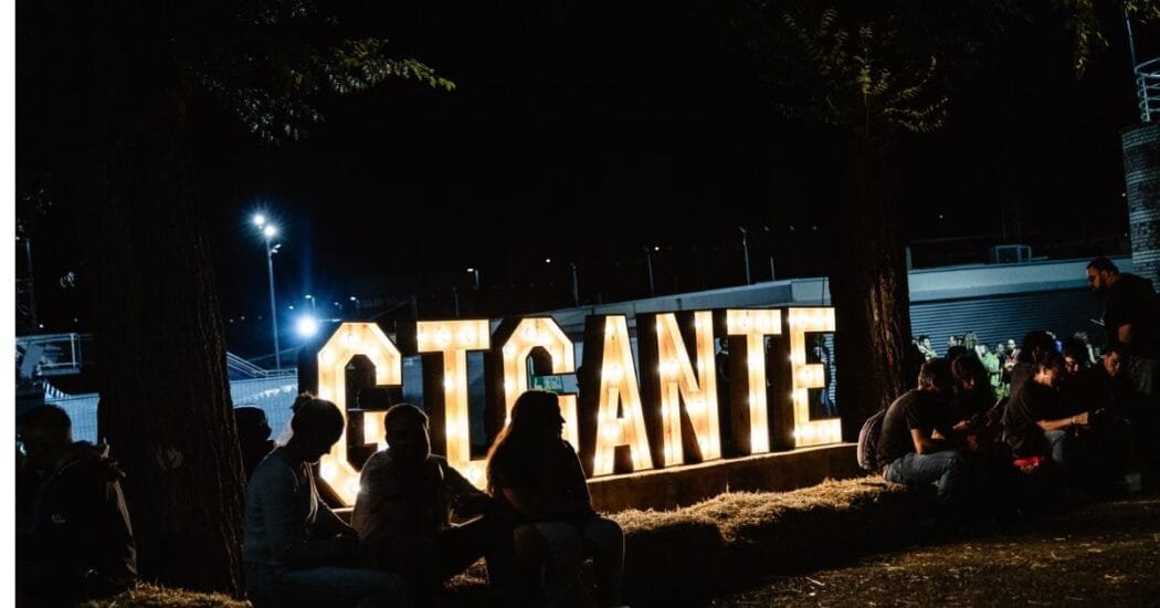 Festival Gigante letrero de luces