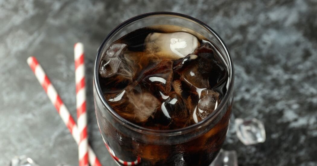 Vaso de coca-cola con hielos