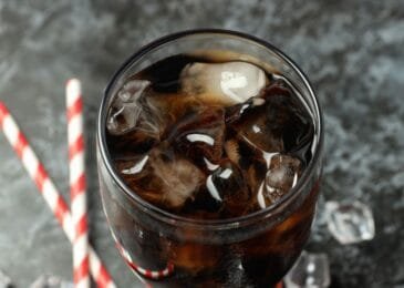 Vaso de coca-cola con hielos