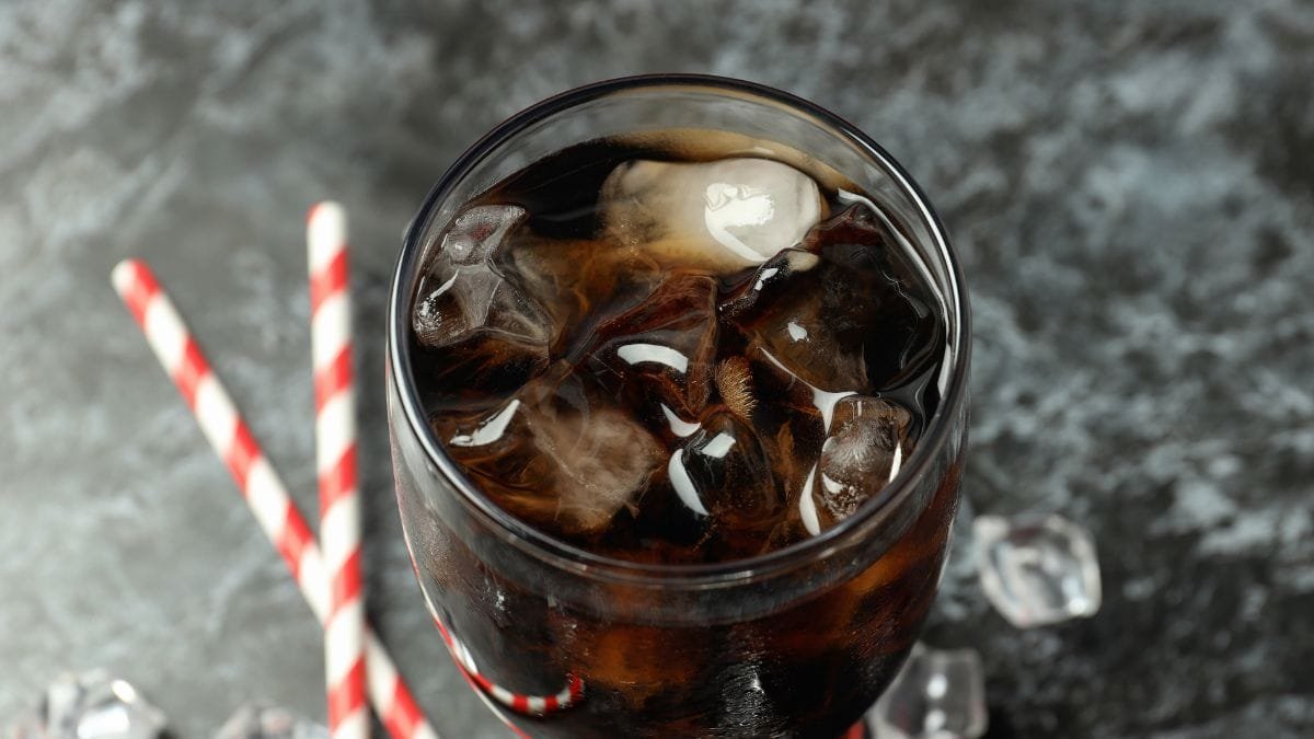 Vaso de coca-cola con hielos
