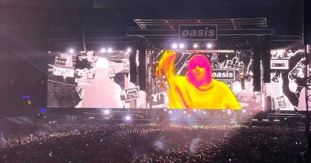 escenario en concierto de Oasis 2025