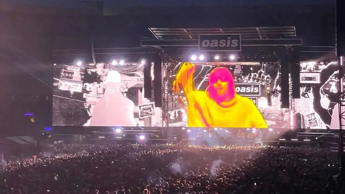 escenario en concierto de Oasis 2025