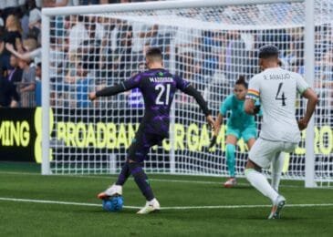 EA Sports FC 26 lanzando a puerta