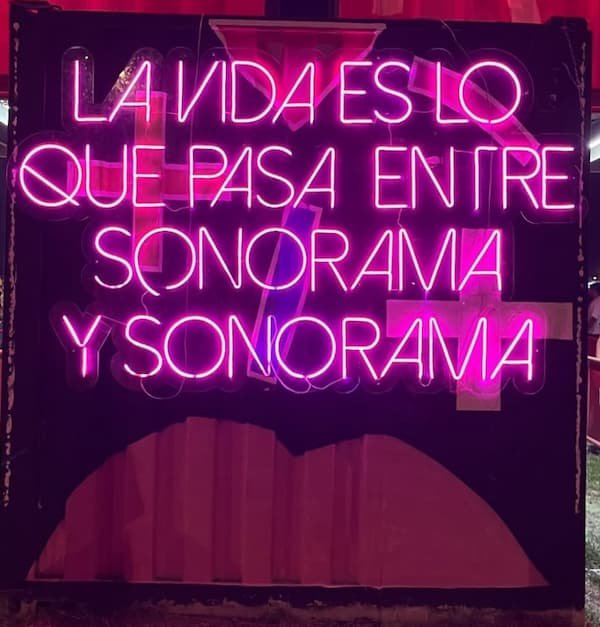 letrero luminosos La Vida es lo que pasa entre Sonorama y Sonorama