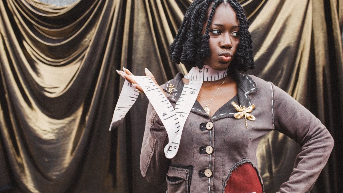 Sade Olutola revela en Reading 2026 que Ed Sheeran inspiró su EP 'Arrow Heart'