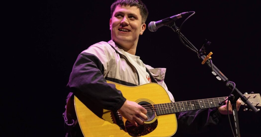 Aaron Rowe señala a Robert Kraft y a 'lobbies sionistas' tras abandonar la gira de Ed Sheeran
