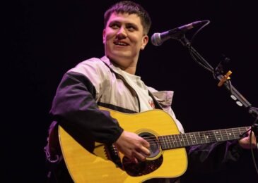 Aaron Rowe señala a Robert Kraft y a 'lobbies sionistas' tras abandonar la gira de Ed Sheeran