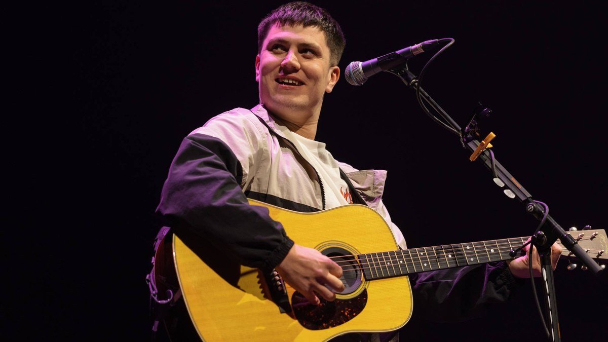 Aaron Rowe señala a Robert Kraft y a 'lobbies sionistas' tras abandonar la gira de Ed Sheeran
