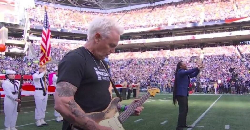 Mike McCready interpreta el himno al estilo Hendrix antes del NFL Kickoff en Seattle
