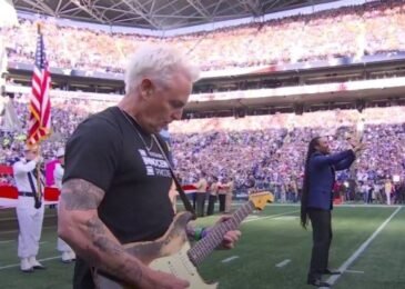 Mike McCready interpreta el himno al estilo Hendrix antes del NFL Kickoff en Seattle