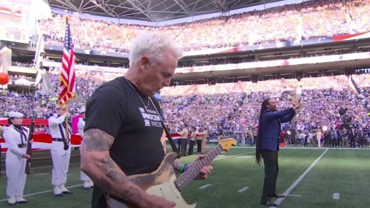 Mike McCready interpreta el himno al estilo Hendrix antes del NFL Kickoff en Seattle
