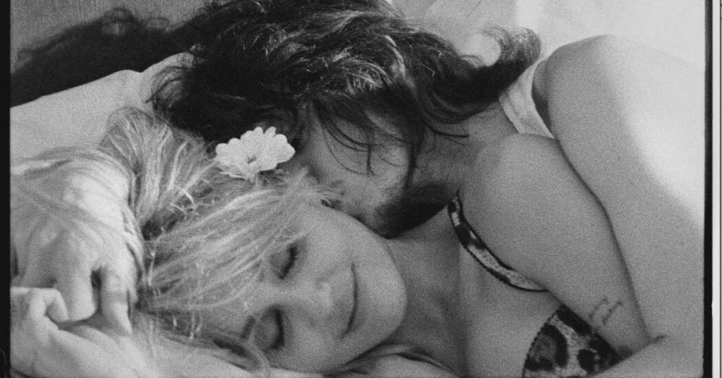 Miley Cyrus estrena el vídeo de 'Let’s Get Married' con su prometido en el Chateau Marmont