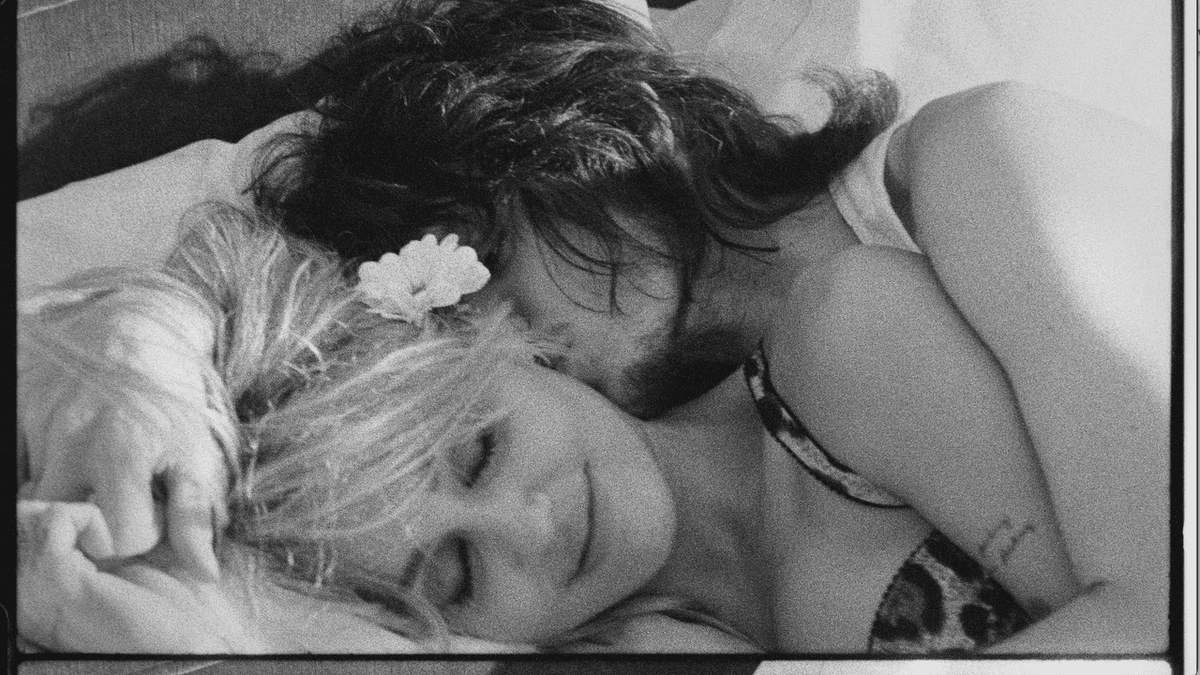 Miley Cyrus estrena el vídeo de 'Let’s Get Married' con su prometido en el Chateau Marmont