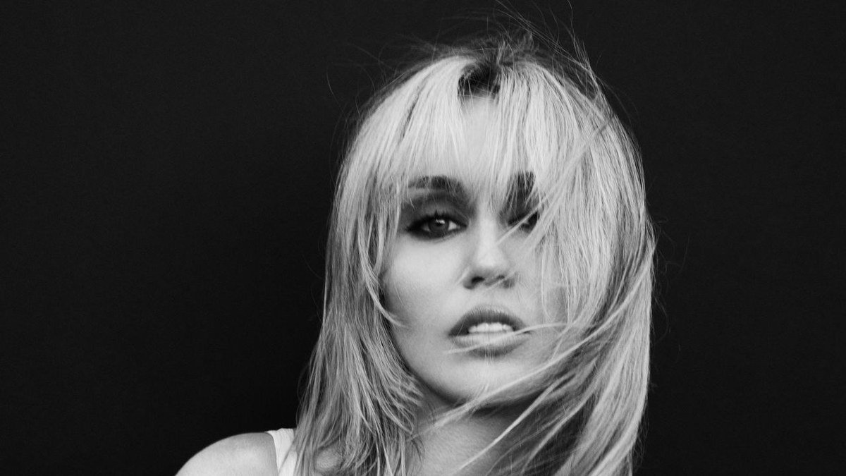 Miley se rebautiza y anuncia el álbum Bass Persuades, que sale el 18 de septiembre