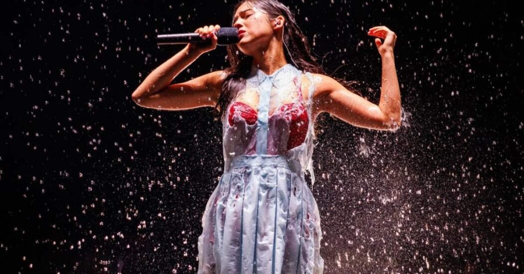 Olivia Rodrigo estrena el Unraveled Tour en Hartford entre flores, lluvia y 23 canciones