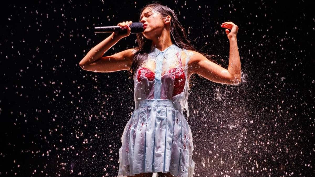 Olivia Rodrigo estrena el Unraveled Tour en Hartford entre flores, lluvia y 23 canciones