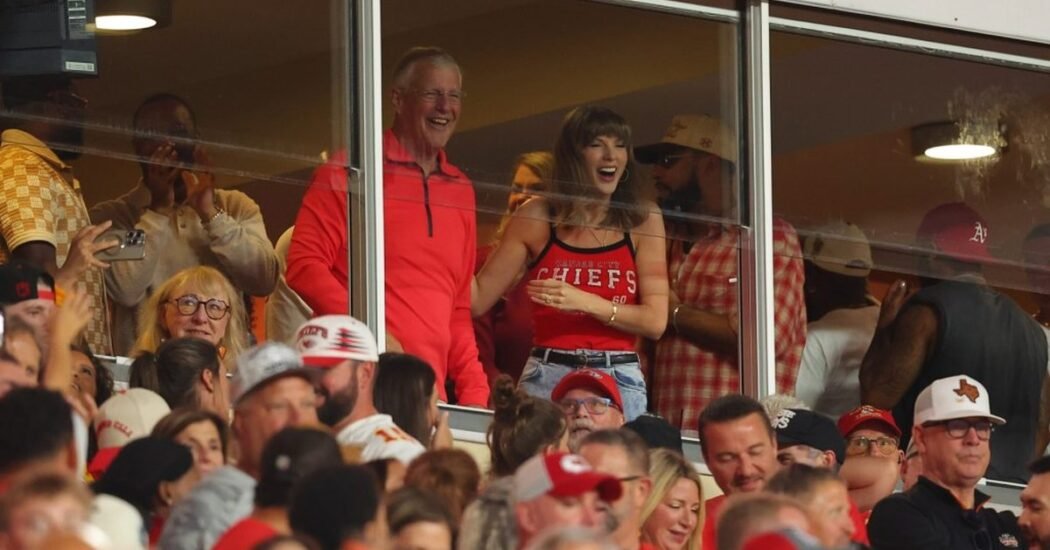 Taylor Swift señala su anillo cuando Travis Kelce anota el primer touchdown de la temporada