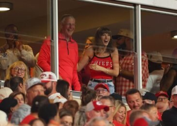 Taylor Swift señala su anillo cuando Travis Kelce anota el primer touchdown de la temporada
