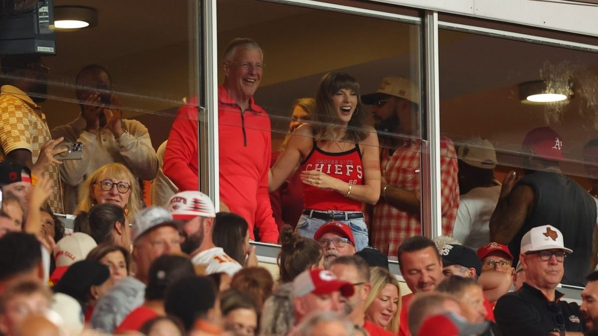 Taylor Swift señala su anillo cuando Travis Kelce anota el primer touchdown de la temporada