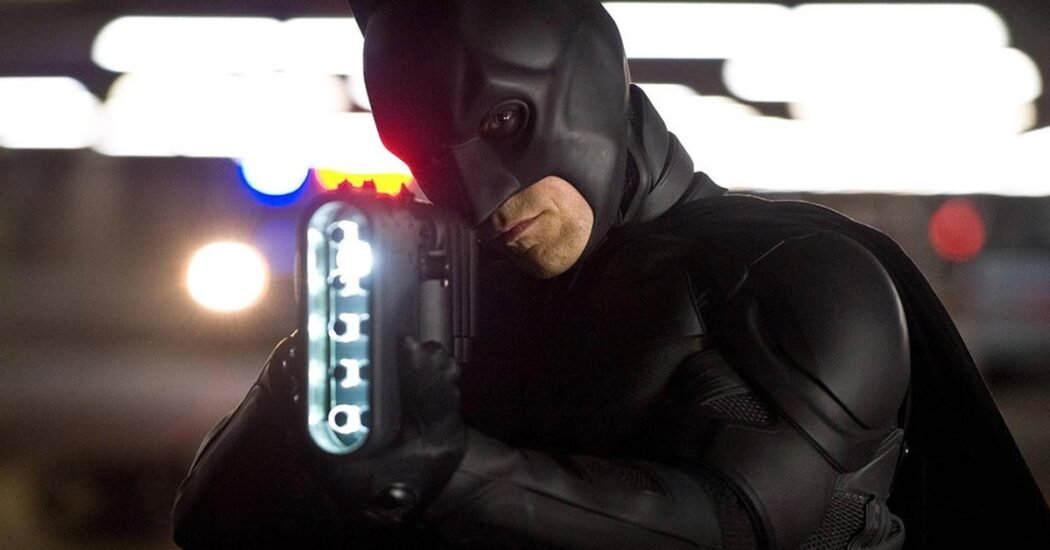 El arma que usa Batman en La Leyenda Renace es un pulso electromagnético