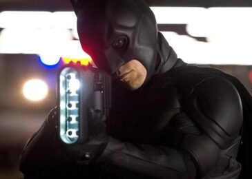 El arma que usa Batman en La Leyenda Renace es un pulso electromagnético