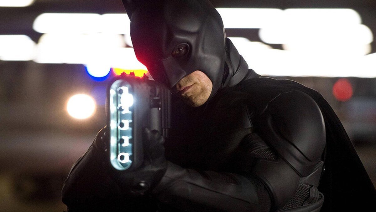 El arma que usa Batman en La Leyenda Renace es un pulso electromagnético