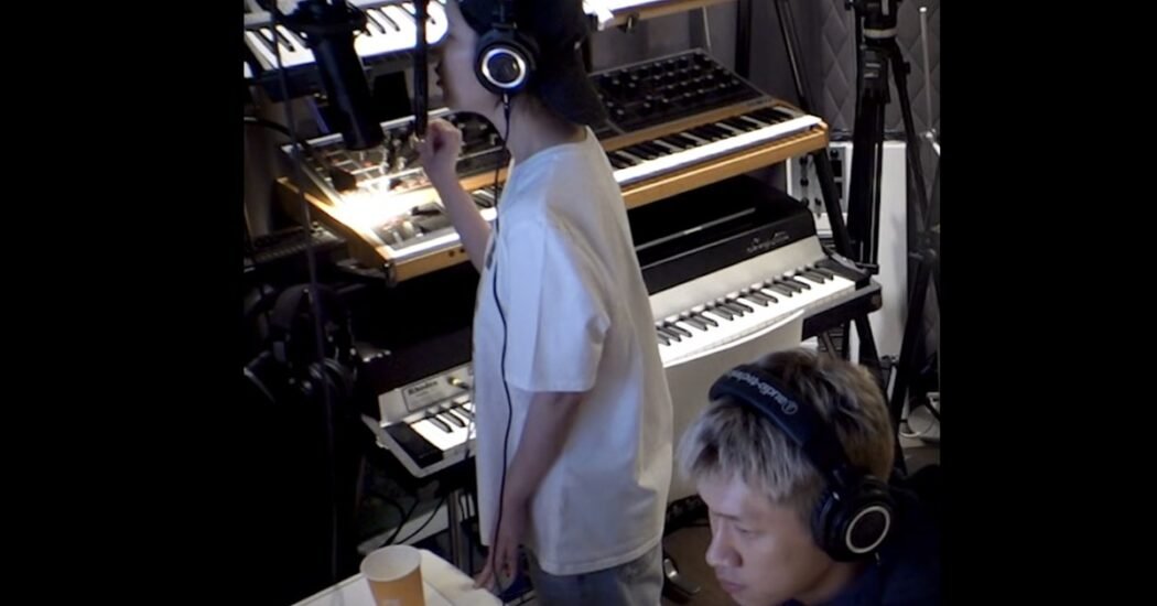 Crush publica el teaser de 'seesaw', su single digital con IU
