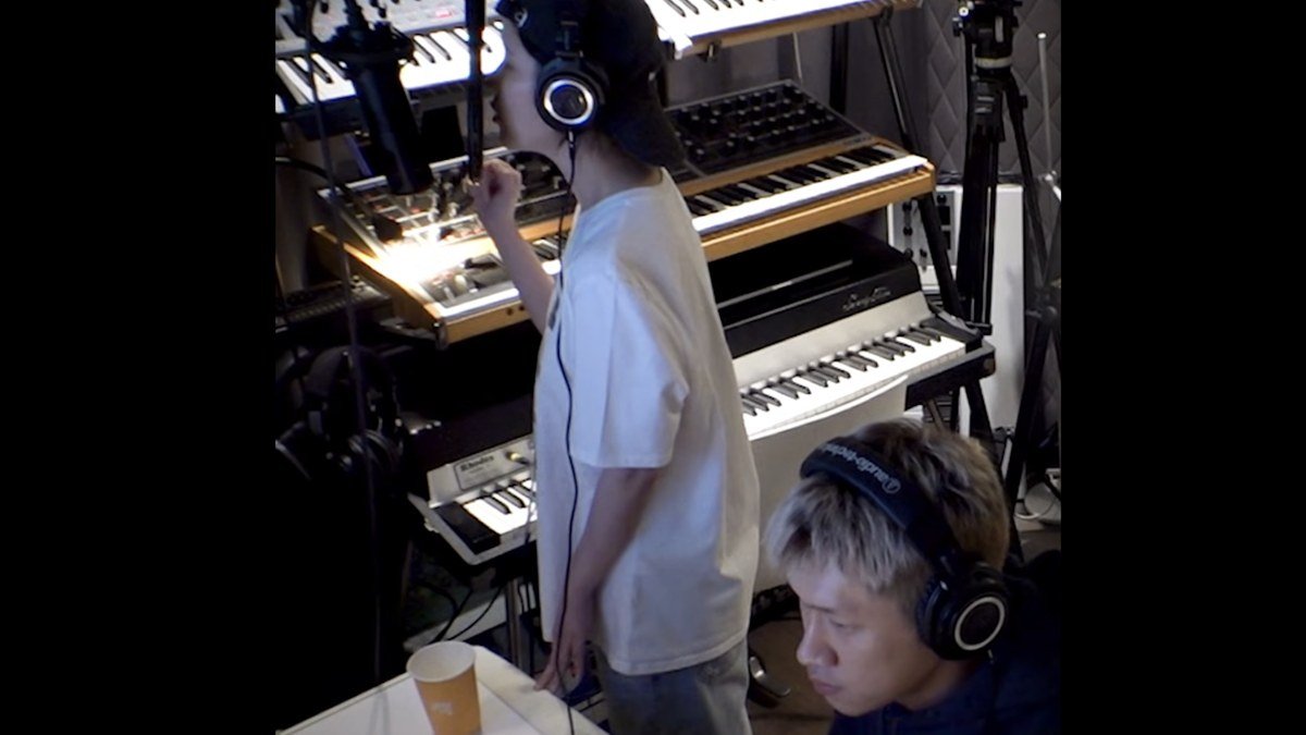 Crush publica el teaser de 'seesaw', su single digital con IU