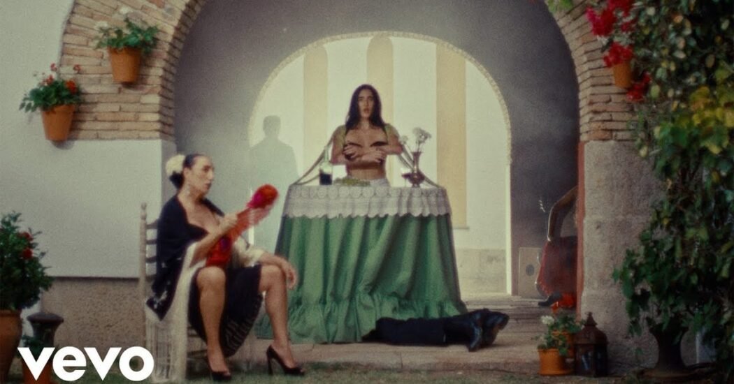 Judeline publica 'La Falda', single con videoclip protagonizado por Diego Calva
