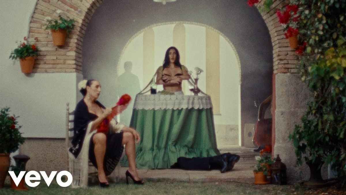 Judeline publica 'La Falda', single con videoclip protagonizado por Diego Calva