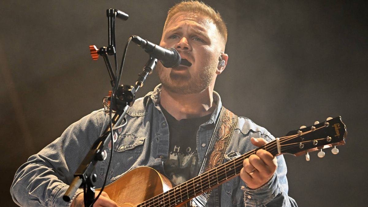 Zach Bryan aparece en Gillette con una camiseta 'Free Palestine'